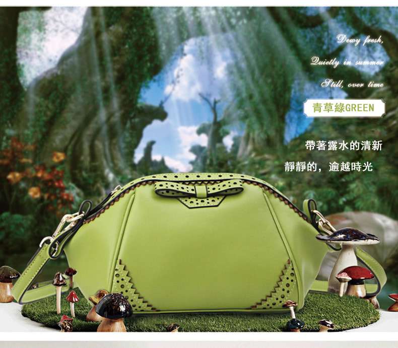 嘻嘻,做一回甜美公主,享受睡美人!蝴蝶結牛皮雕花女包