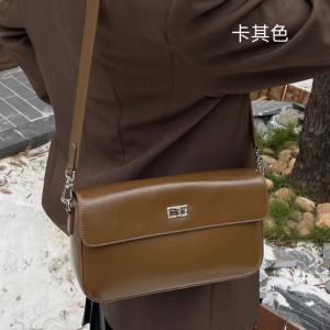 真皮新款百搭高級感 二層牛皮斜背包 時尚通勤經典鎖扣手提包單肩斜挎包推薦