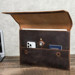 適用13.3寸電腦包 MacBookPro保護套 帶airtag定位器位瘋馬皮磁吸扣皮套皮夾推薦
