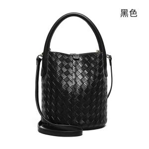 新款女包 真皮手提包女高級感包包 女生百搭編織水桶包 單肩背包斜挎包女草編包推薦
