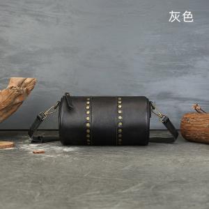 新款鉚釘圓筒包 復古植鞣牛皮枕頭包 小眾設計頭層牛皮單肩斜跨包 真皮斜背包推薦