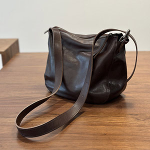 新款日系植鞣牛皮斜挎包 女生休閒風單肩包 真皮包包斜背包側背包 高級感水桶包推薦