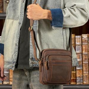 新款復古瘋馬皮斜挎包 歐美經典頭層牛皮小方包 男士單肩包斜背包 休閒通勤真皮包包推薦