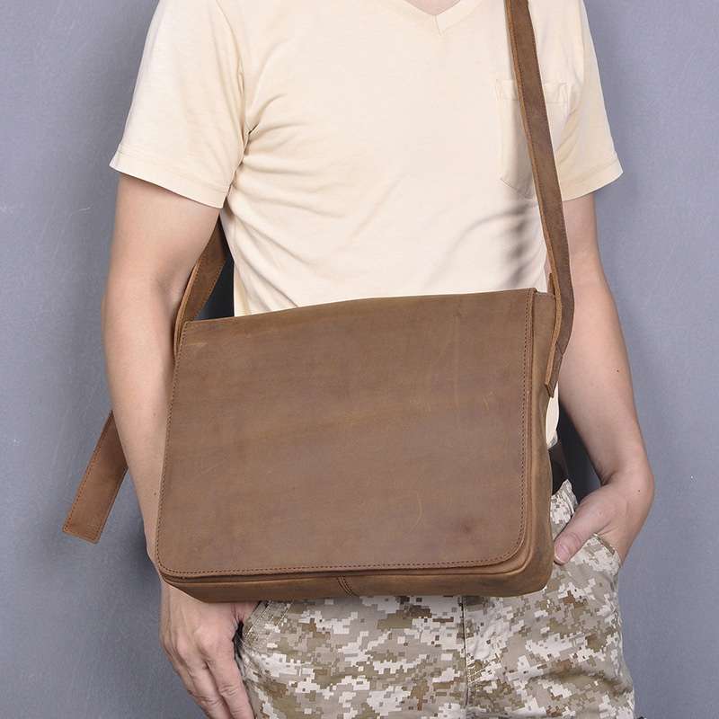 新款瘋馬皮真皮男包 歐美復古瘋馬皮斜背包 男士14吋筆電包 流行平板電腦包 真皮單肩斜跨包 真皮包包