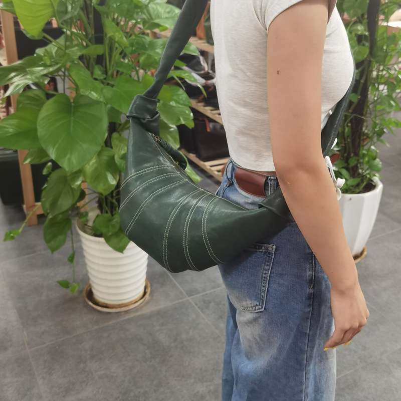 真皮牛角包 植鞣皮餃子包可頌包 男女同款斜挎包胸包背包 復古斜背包 真皮包包