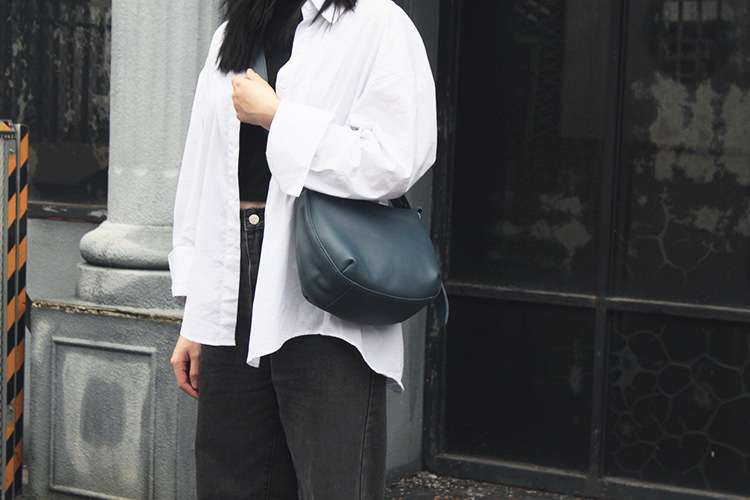柔軟皮寬肩帶斜背包 女生真皮斜挎包 新款高級感單肩斜挎包 簡約時尚女包包推薦 真皮包包