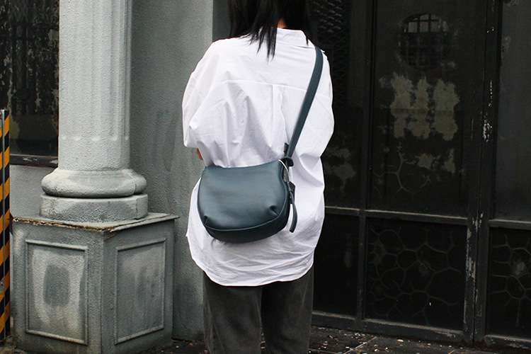 柔軟皮寬肩帶斜背包 女生真皮斜挎包 新款高級感單肩斜挎包 簡約時尚女包包推薦 真皮包包