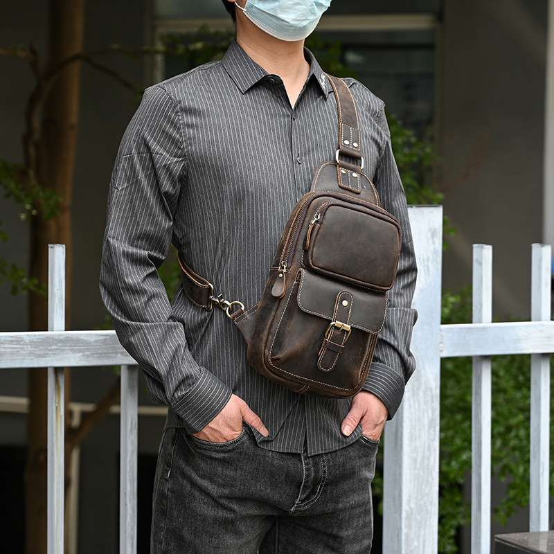 男士真皮胸包 復古瘋馬皮斜挎包 休閑斜背包 頭層牛皮運動單肩包男式胸包 真皮包包