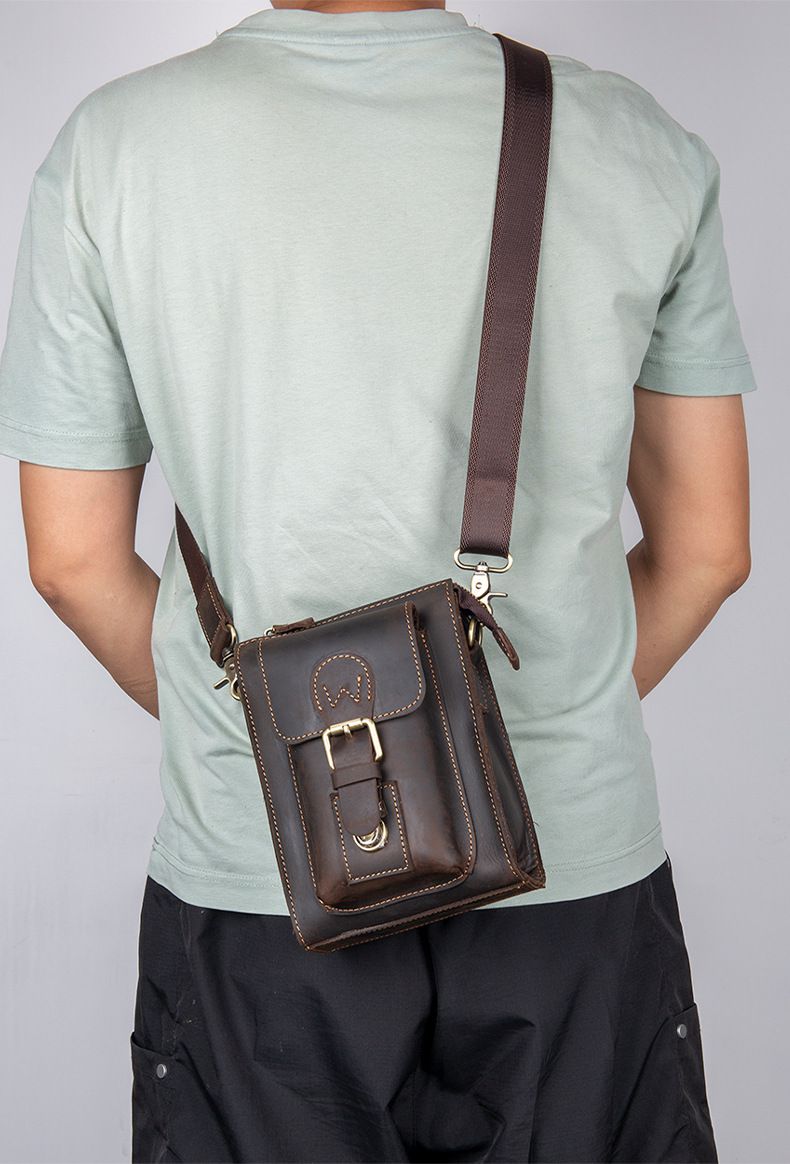 男士斜挎包單肩包 豎款真皮男包 復古男穿皮帶小腰包 頭層瘋馬皮手機包掛包推薦 真皮包包