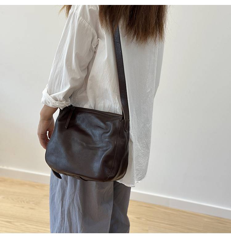 新款日系植鞣牛皮斜挎包 女生休閒風單肩包 真皮包包斜背包側背包 高級感水桶包推薦 真皮包包