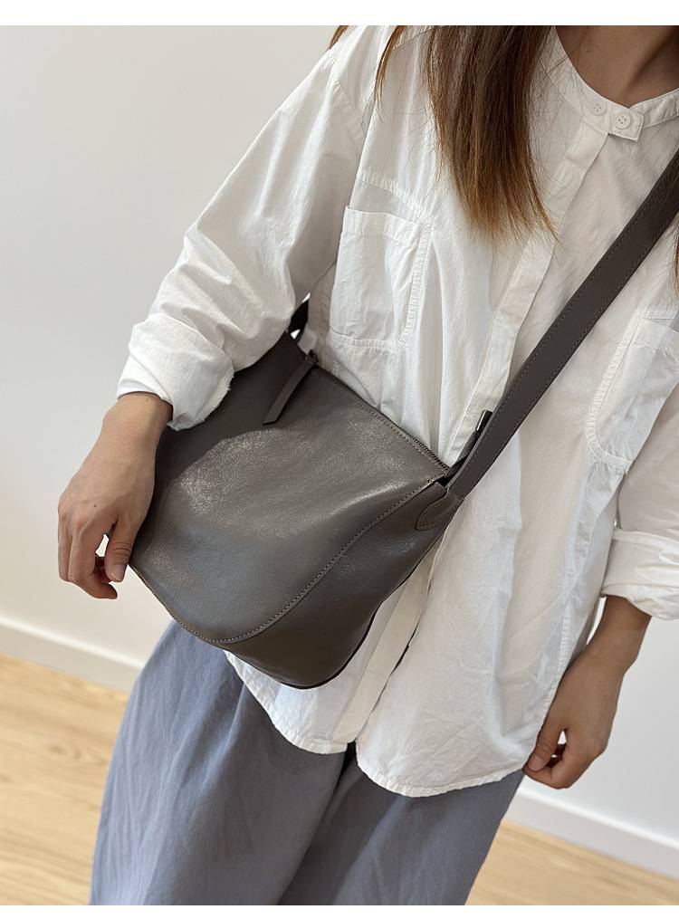新款日系植鞣牛皮斜挎包 女生休閒風單肩包 真皮包包斜背包側背包 高級感水桶包推薦 真皮包包