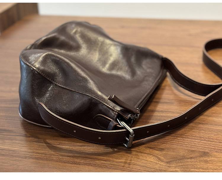 新款日系植鞣牛皮斜挎包 女生休閒風單肩包 真皮包包斜背包側背包 高級感水桶包推薦 真皮包包