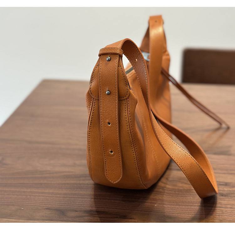 新款真皮女包 頭層牛皮斜跨包 休閒包月牙包 流蘇高級感馬鞍包單肩包斜背包推薦  真皮包包