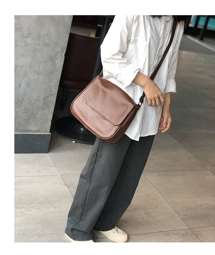 翻蓋新款真皮女包單肩包 休閒女士斜挎包 簡約休閒斜背包 女生頭層皮郵差包推薦 真皮包包