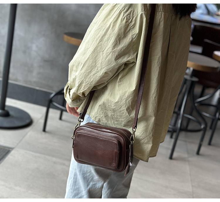 時尚真皮相機包女 新款小方包 頭層牛皮休閒單肩斜挎包 復古植鞣牛皮斜背包推薦 真皮包包