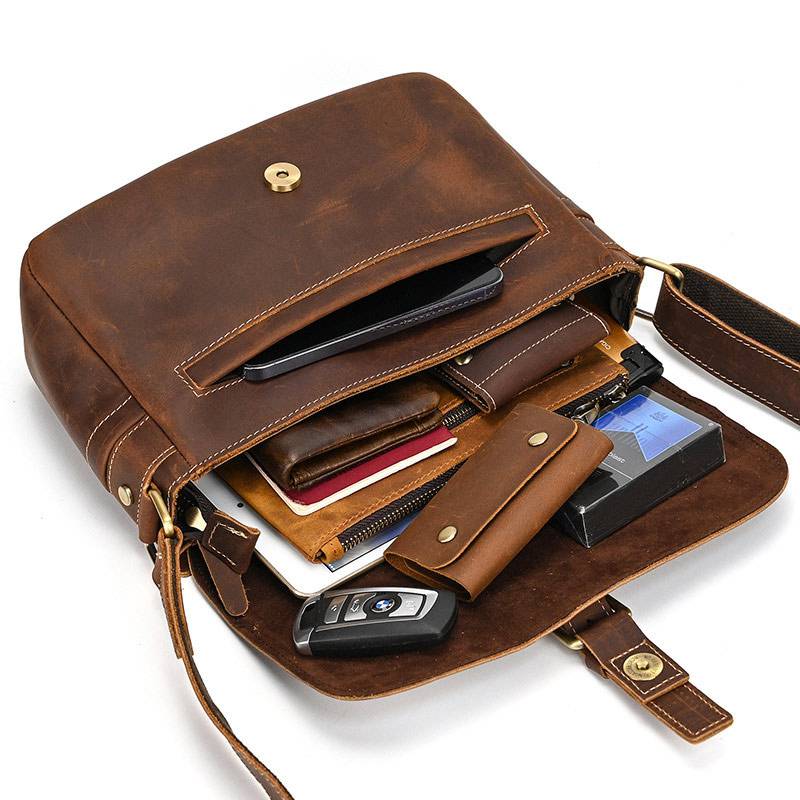 復古瘋馬皮斜背包 真皮男包肩背包 頭層牛皮時尚百搭翻蓋斜跨包ipad包包側背包推薦 真皮包包