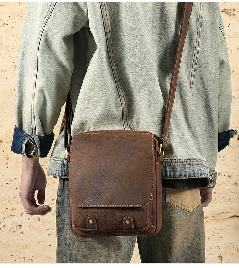 新款復古真皮單肩包 通勤百搭休閒斜挎包 多功能包蓋搭扣豎款男包 瘋馬皮斜背包推薦 真皮包包