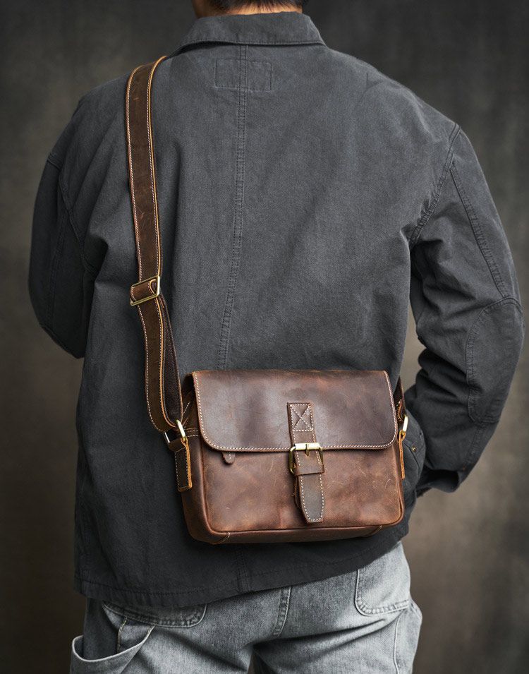 新款手工男士包包 瘋馬皮單肩包斜挎包 真皮休閒郵差包ipad包包 復古頭層牛皮男包斜背包推薦 真皮包包