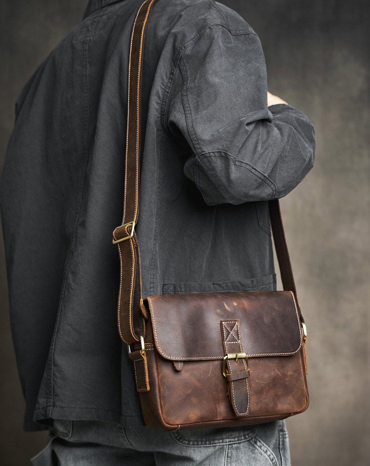新款手工男士包包 瘋馬皮單肩包斜挎包 真皮休閒郵差包ipad包包 復古頭層牛皮男包斜背包推薦 真皮包包