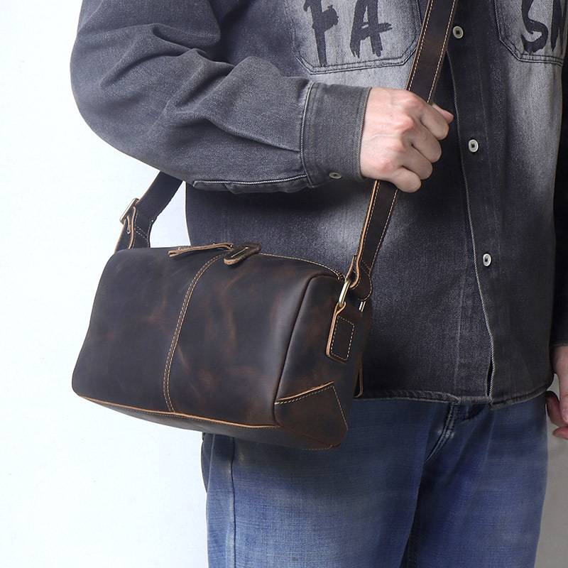 復古新款男士真皮單肩包 瘋馬皮斜挎包 大容量頭層牛皮真皮男包斜背包簡約小方包推薦 真皮包包