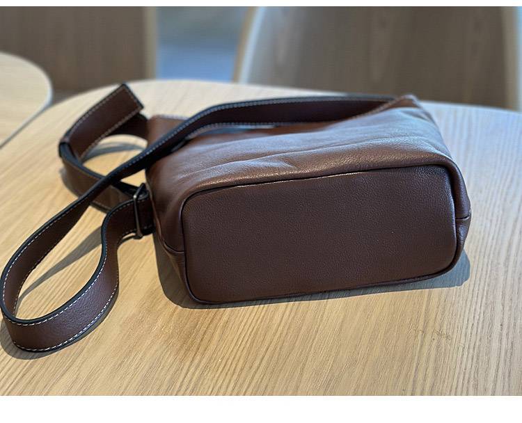 新款日系休閑牛皮斜挎包 復古百搭真皮女包 頭層牛皮單肩包女水桶包軟皮斜背包推薦 真皮包包