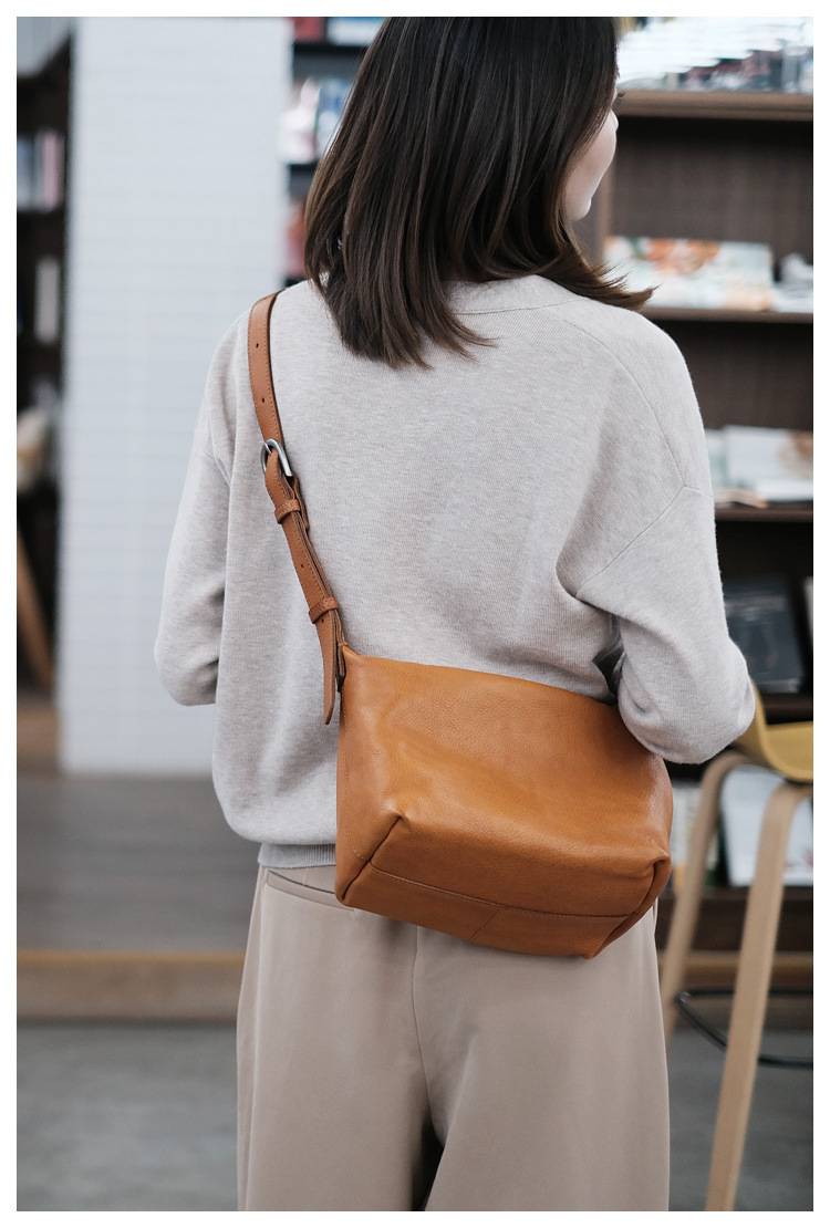 復古手工擦色頭層植鞣皮斜背包 高級質感牛皮水桶包托特包 新款真皮女包斜挎包推薦 真皮包包